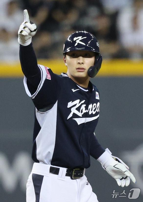 본문 이미지 - 15일(현지시간) 오후 대만 타이베이시 타이베이돔에서 열린 2024 WBSC 프리미어12 B조 예선 대한민국과 일본의 경기, 5회초 대한민국 공격 2사 3루 상황에서 윤동희가 역전 1타점 2루타를 친 뒤 세리머니 하고 있다. 2024.11.15/뉴스1 ⓒ News1 장수영 기자