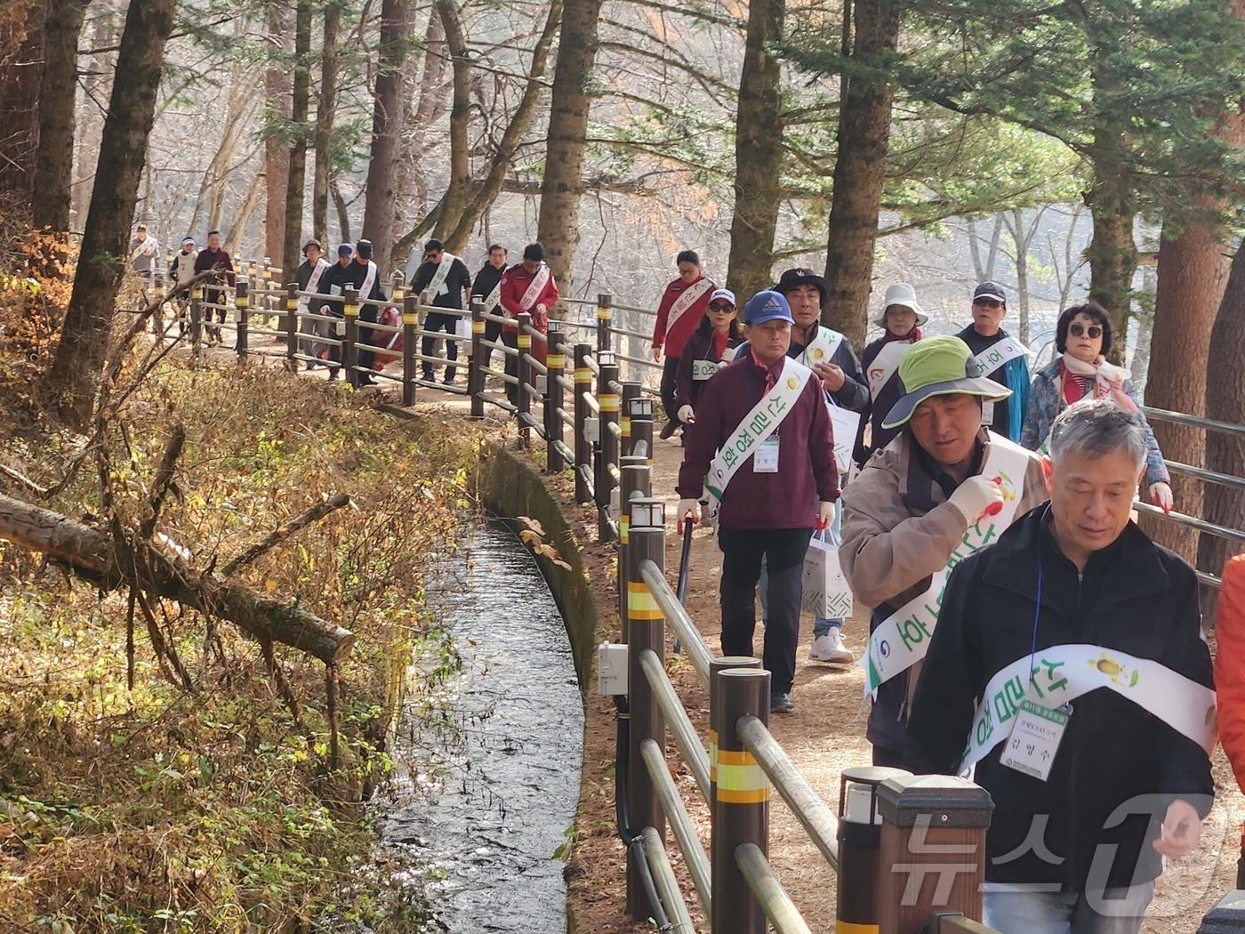 본문 이미지 - 16일 강원 평창 월정사에서 산불예방 홍보활동을 펼치고 있는 동부산림청·한국산림아카데미재단 관계자들.(동부산림청 제공) 2024.11.16/뉴스1