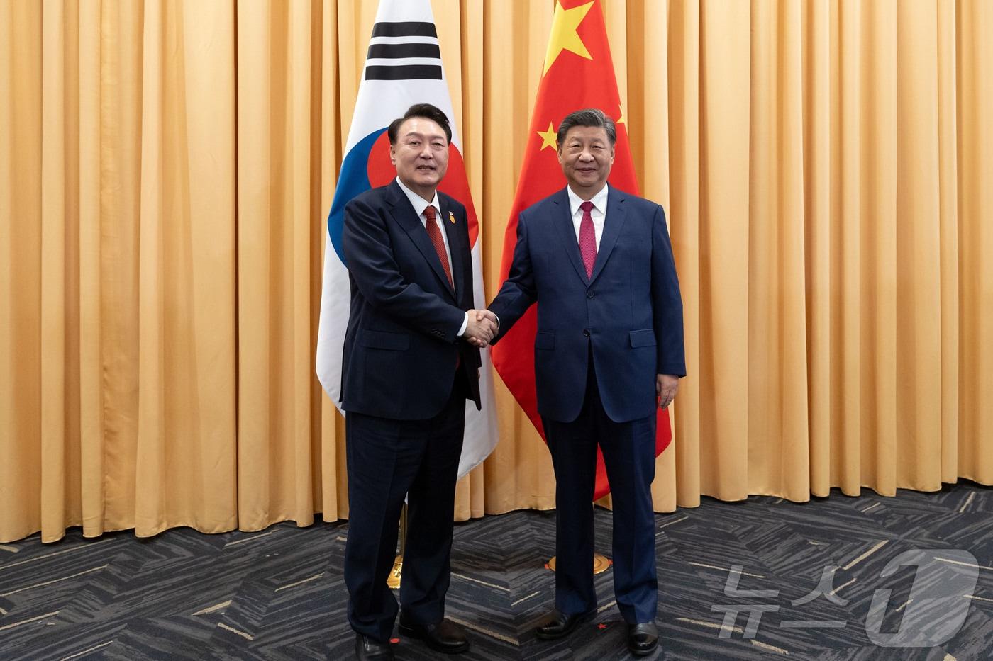 윤석열 대통령이 15일&#40;현지시간&#41; 페루 리마의 한 호텔에서 열린 한중 정상회담에 앞서 시진핑 중국 국가 주석과 악수하고 있다. &#40;대통령실 제공&#41; 2024.11.16/뉴스1 ⓒ News1 송원영 기자