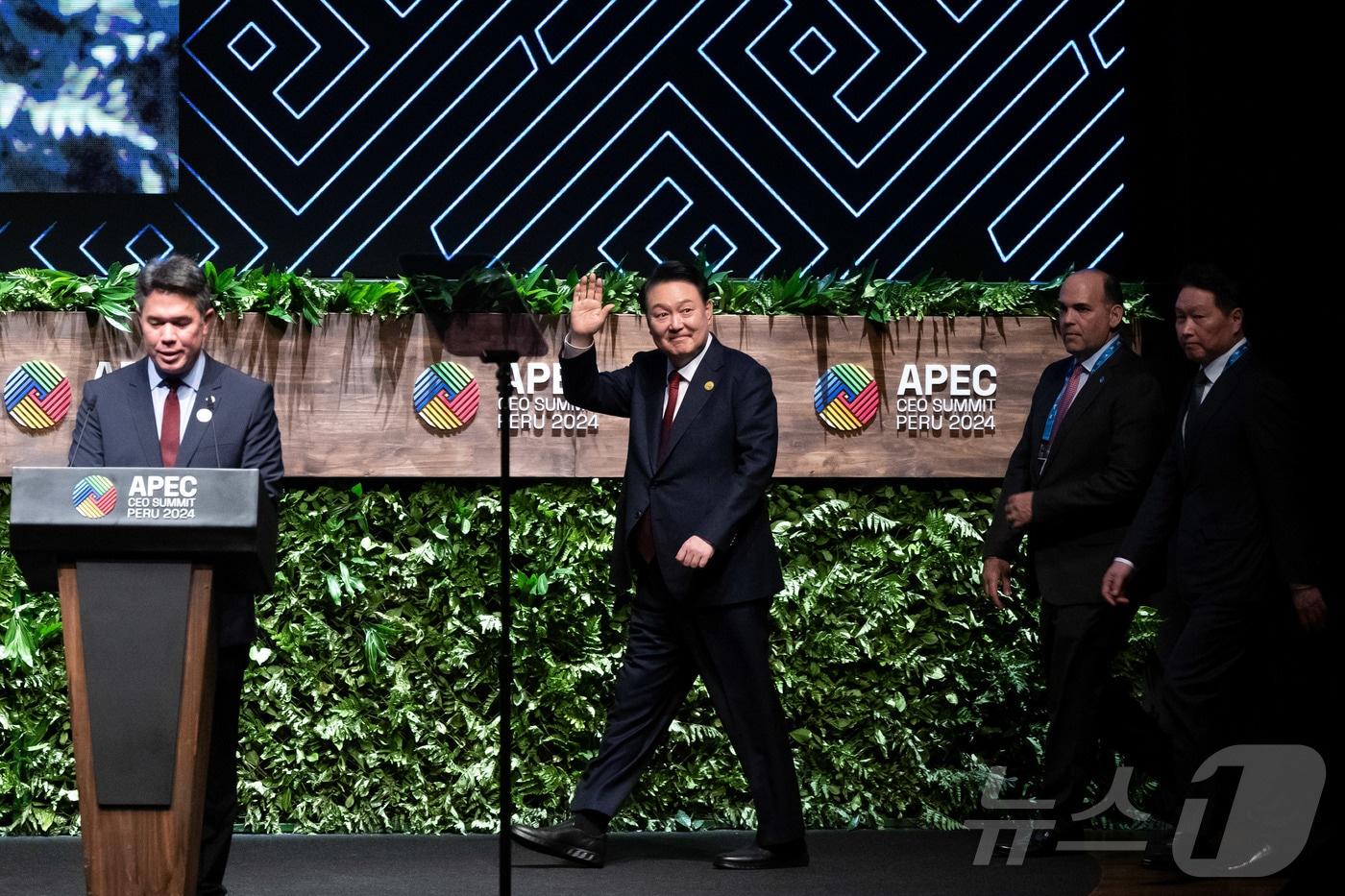 윤석열 대통령이 15일(현지시간) 페루 리마 국립대극장에서 열린 아시아태평양경제협력체(APEC) CEO 서밋에서 기조연설을 위해 입장하며 손 들어 인사를 하고 있다. (대통령실 홈페이지) 2024.11.16/뉴스1 ⓒ News1 송원영 기자