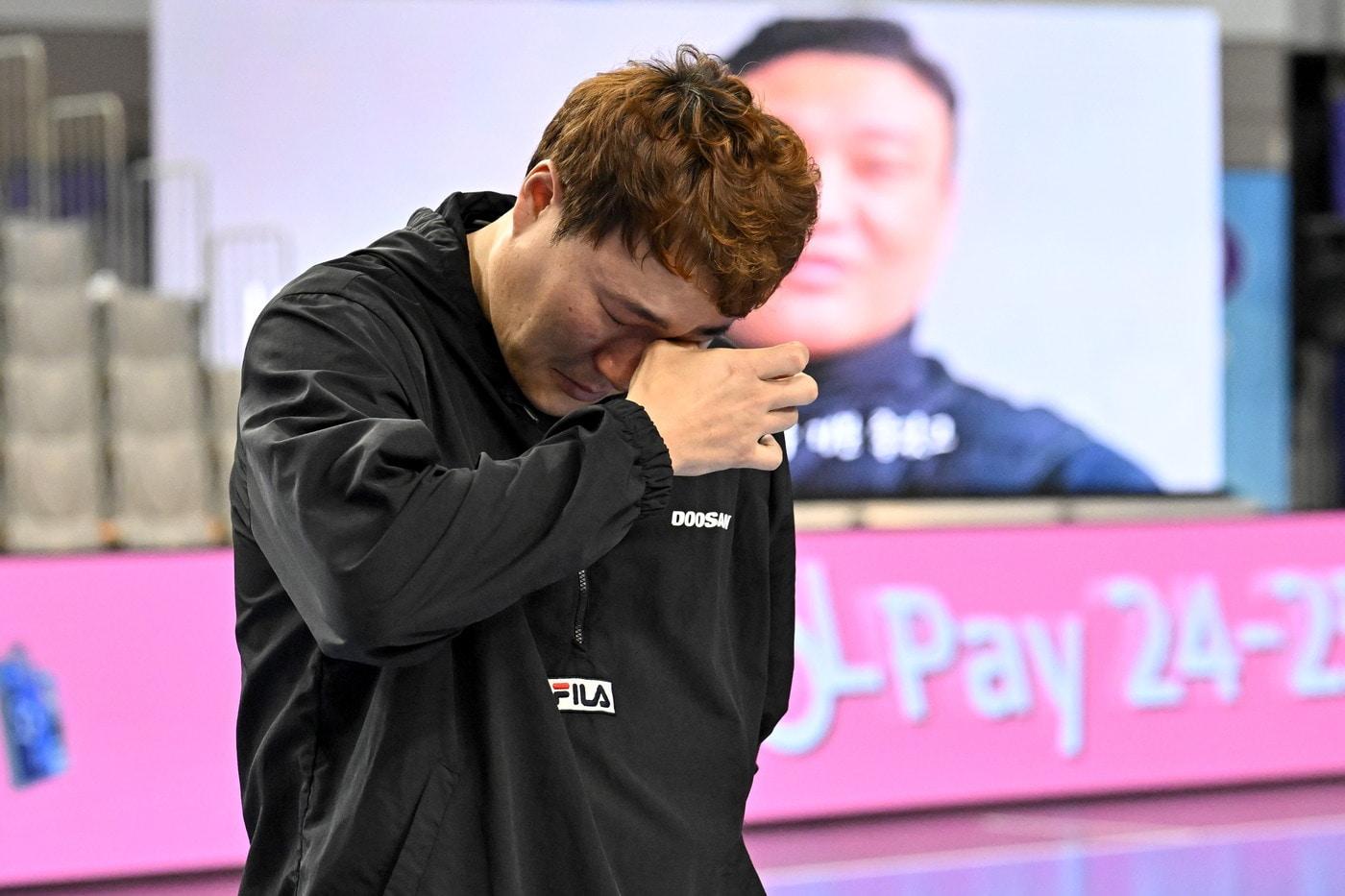 은퇴식에서 눈물을 흘리는 박찬영(H리그 제공)