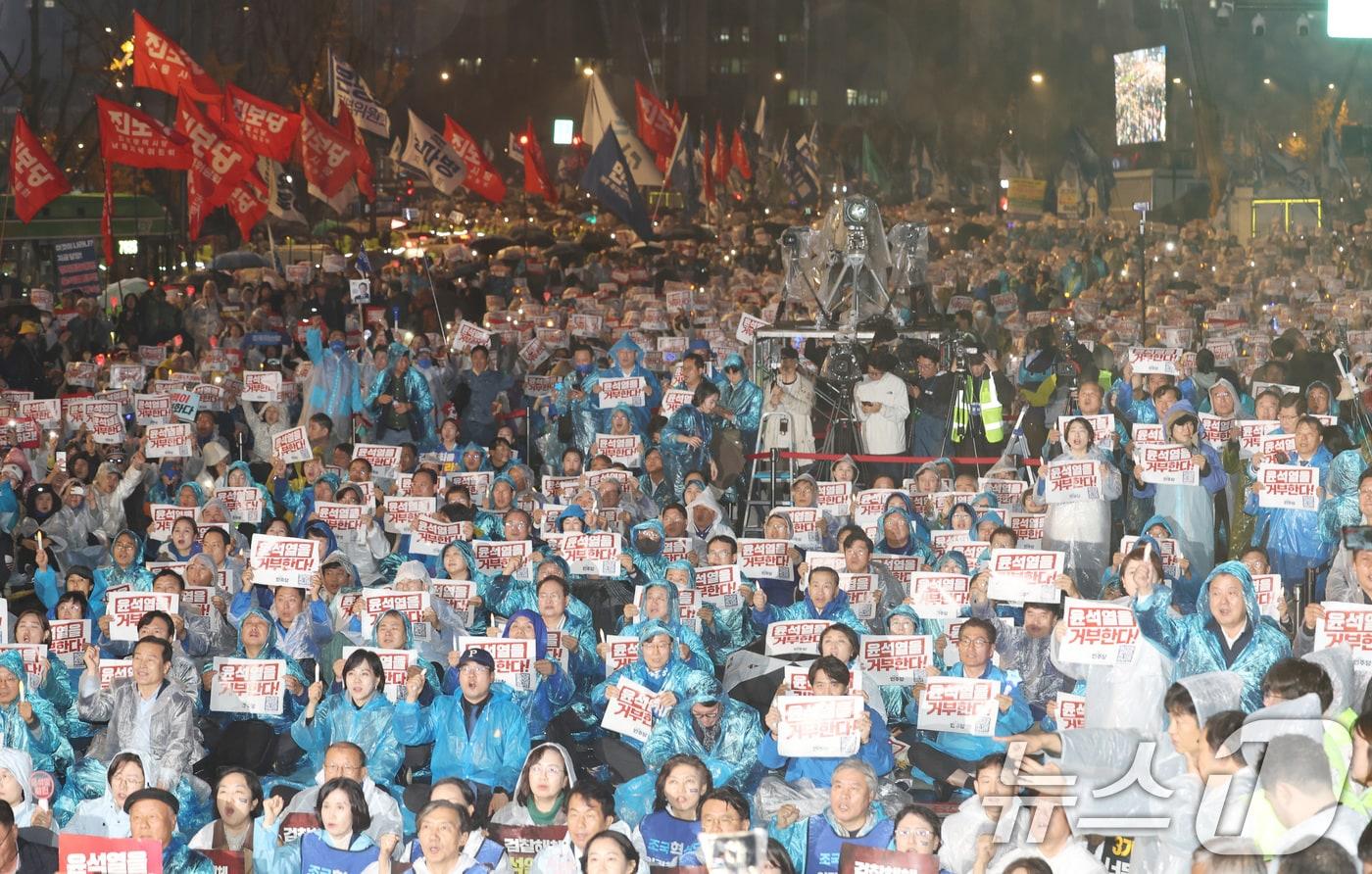 지난 16일 서울 광화문광장 앞 도로에서 열린 '김건희·윤석열 국정농단 규탄·특검 촉구 제3차 국민행동의 날 및 시민사회 연대 집회'에서 참가자들이 구호를 외치고 있다. (공동취재) 2024.11.16/뉴스1 ⓒ News1 김명섭 기자