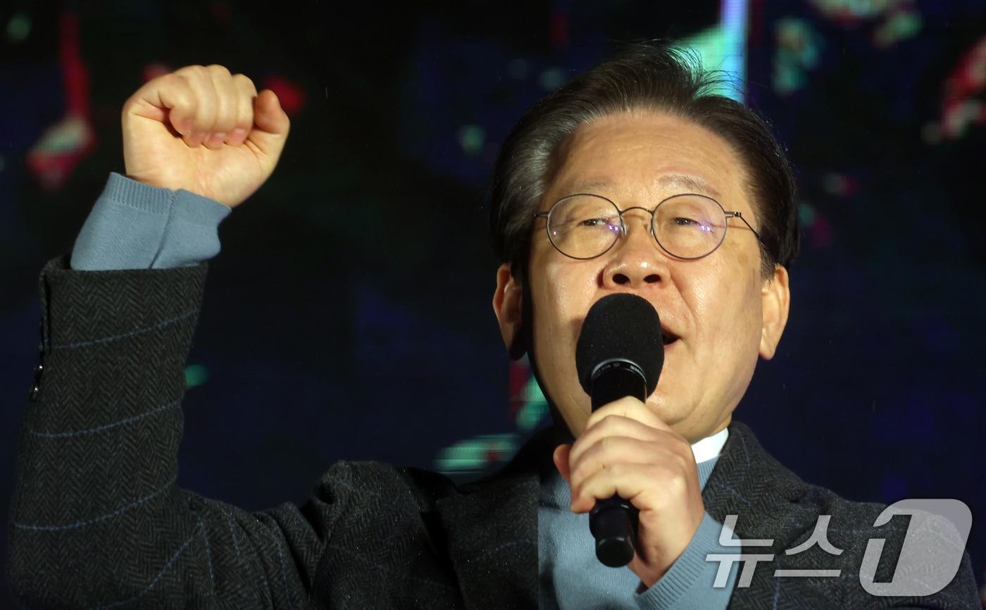 이재명 더불어민주당 대표가 16일 서울 광화문광장 앞 도로에서 열린 '김건희·윤석열 국정농단 규탄·특검 촉구 제3차 국민행동의 날 및 시민사회 연대 집회'에서 발언하고 있다. 2024.11.16/뉴스1 ⓒ News1 김명섭 기자