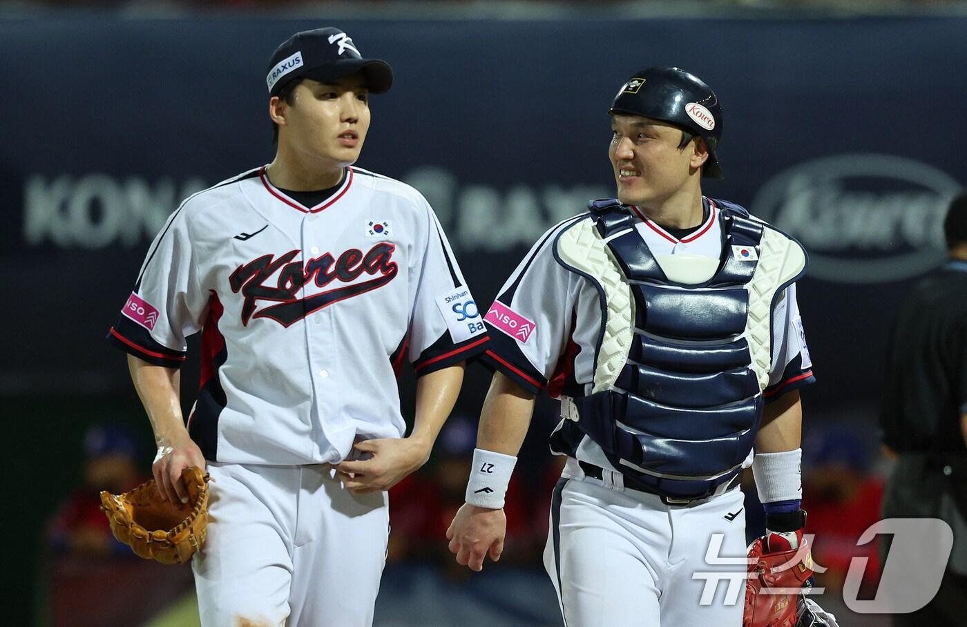 16일(현지시간) 대만 타이베이시 톈무 야구장에서 열린 2024 WBSC 프리미어12 B조 예선 대한민국과 도미니카공화국의 경기, 3회초 대한민국 선발 임찬규가 삼자범퇴로 상대 타선을 돌려 세운 뒤 박동원과 대화하고 있다. 2024.11.16/뉴스1 ⓒ News1 장수영 기자