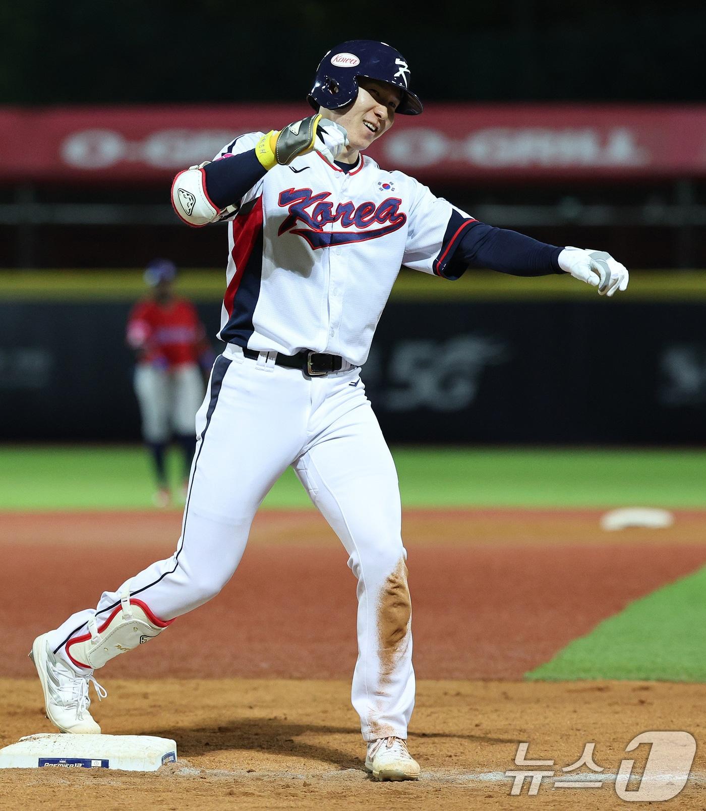 본문 이미지 - 16일(현지시간) 대만 타이베이시 톈무 야구장에서 열린 2024 WBSC 프리미어12 B조 예선 대한민국과 도미니카공화국의 경기 8회말 대한민국 공격 2사 2, 3루 상황에서 박성한이 역전 3루타를 친 뒤 세리머니 하고 있다. 2024.11.16/뉴스1 ⓒ News1 장수영 기자