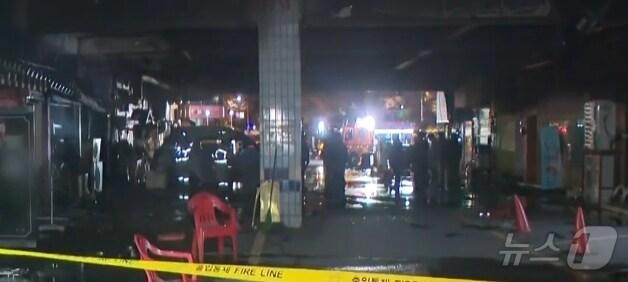 본문 이미지 - 17일 오전 3시 38분께 경기 안산시 고잔동의 6층짜리 상가건물에서 불이 나 모텔 투숙객 등 52명이 대피하고 2명이 중상을 당했다. (사진=YTN 보도화면 캡쳐)