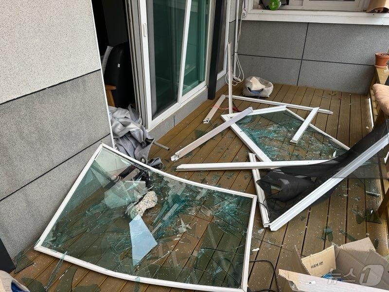 본문 이미지 - 16일 오전 11시 1분쯤 영주시 휴천동의 한 주택에서 가스 폭발로 인한 화재가 발생해 40대 남성이 다쳤다. (경북소방안전본부 제공) 2024.11.17/뉴스1