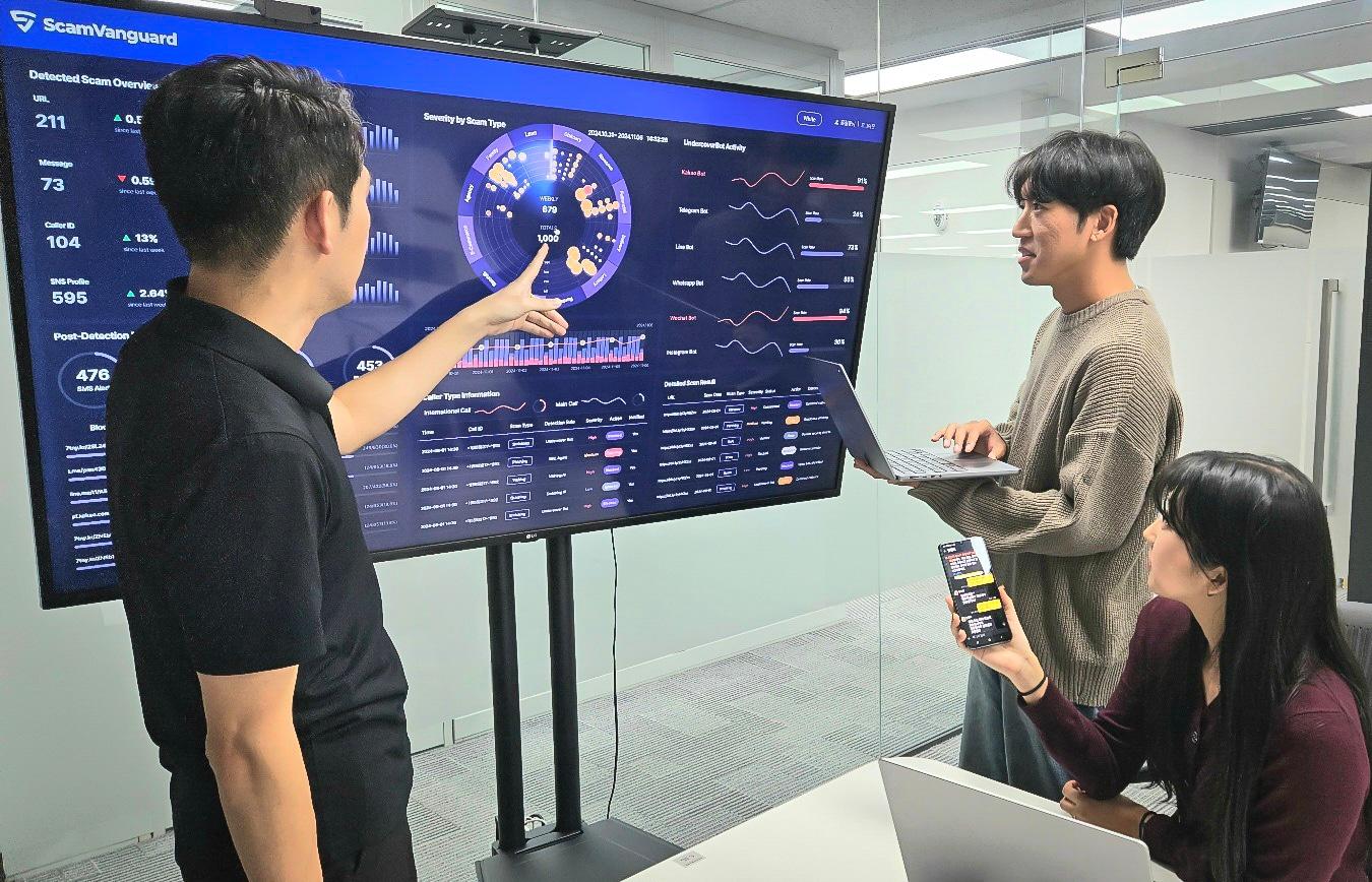 본문 이미지 - SK텔레콤 구성원들이 스캠뱅가드 기술을 점검하는 모습. &#40;SK텔레콤 제공&#41; 2024.11.17 /뉴스1
