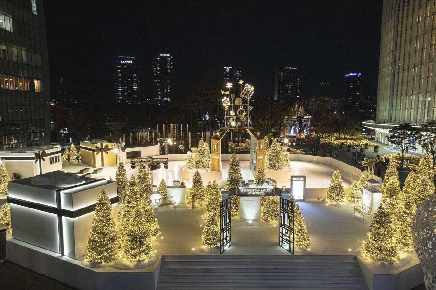 롯데백화점이 샤넬과 함께 잠실 롯데월드타워 아레나 광장에서 아이스링크를 운영한다.(롯데쇼핑 제공)