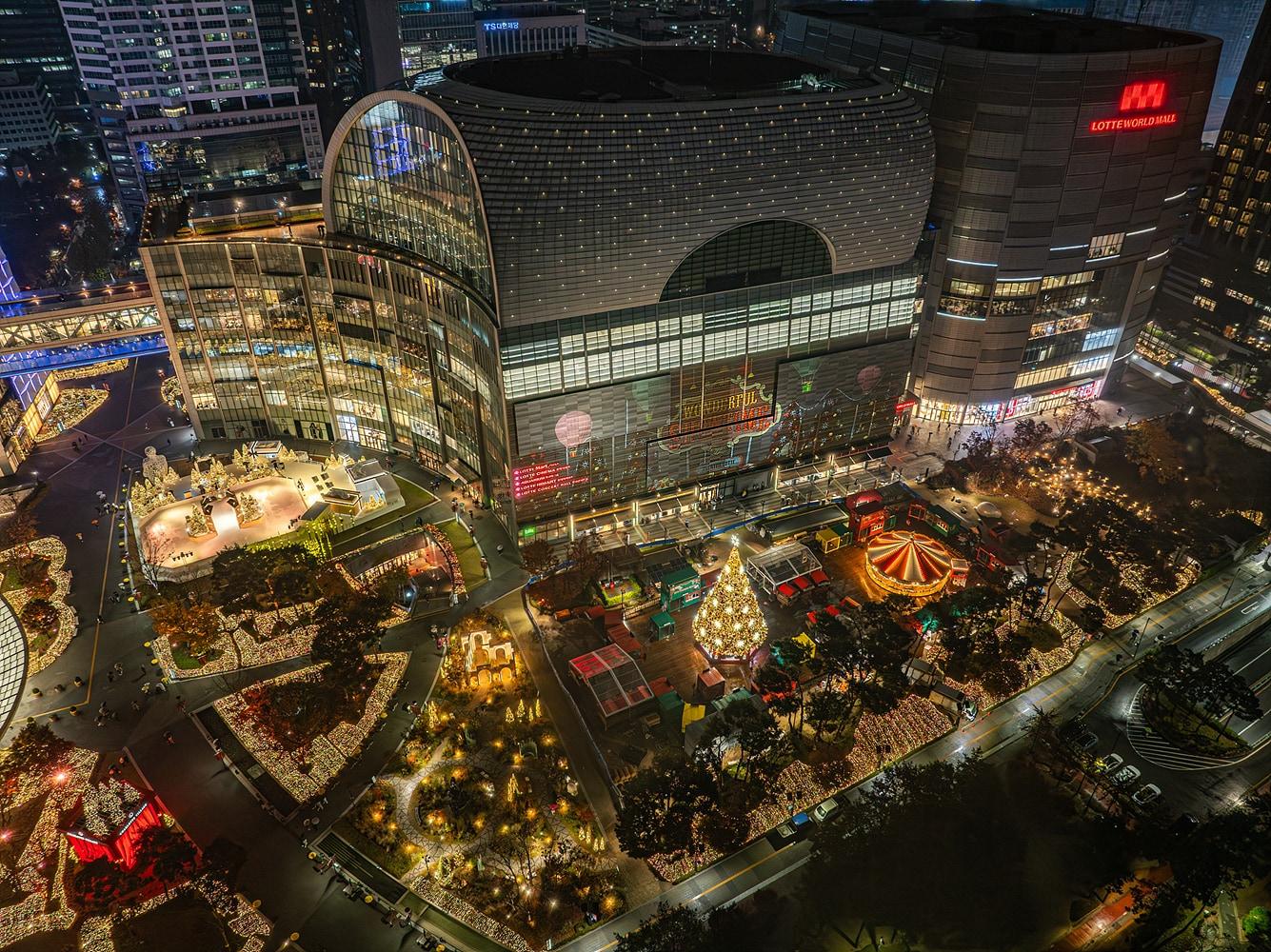 본문 이미지 - 롯데월드타워·몰이 오는 20일부터 내년 1월 5일까지 초대형 크리스마스 타운으로 꾸며진다.(롯데물산 제공)
