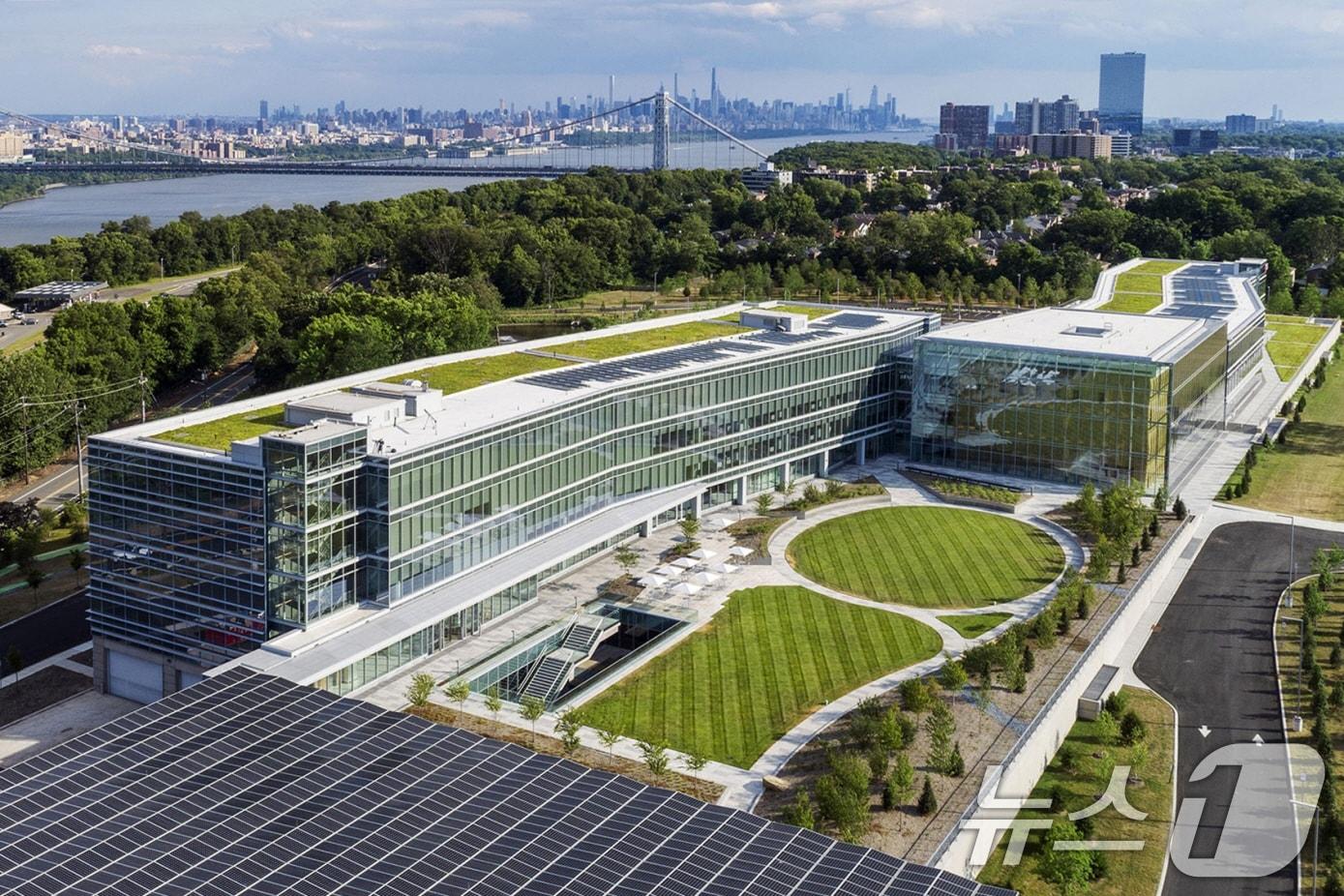 본문 이미지 - LG는 17일 탄소 감축 이행 성과와 향후 실행 계획을 담은 그룹 차원의 'LG 넷제로 특별 보고서'를 발간했다고 밝혔다. 보고서는 LG전자, LG디스플레이, LG이노텍, LG화학, LG에너지솔루션, LG생활건강, LG유플러스 등 LG그룹 내 탄소 배출량의 대부분을 차지하는 7개 계열사를 대상으로 했다. 사진은 미국 뉴저지 LG전자 북미법인 사옥 전경. (LG 제공) 2024.11.17/뉴스1 ⓒ News1 송원영 기자