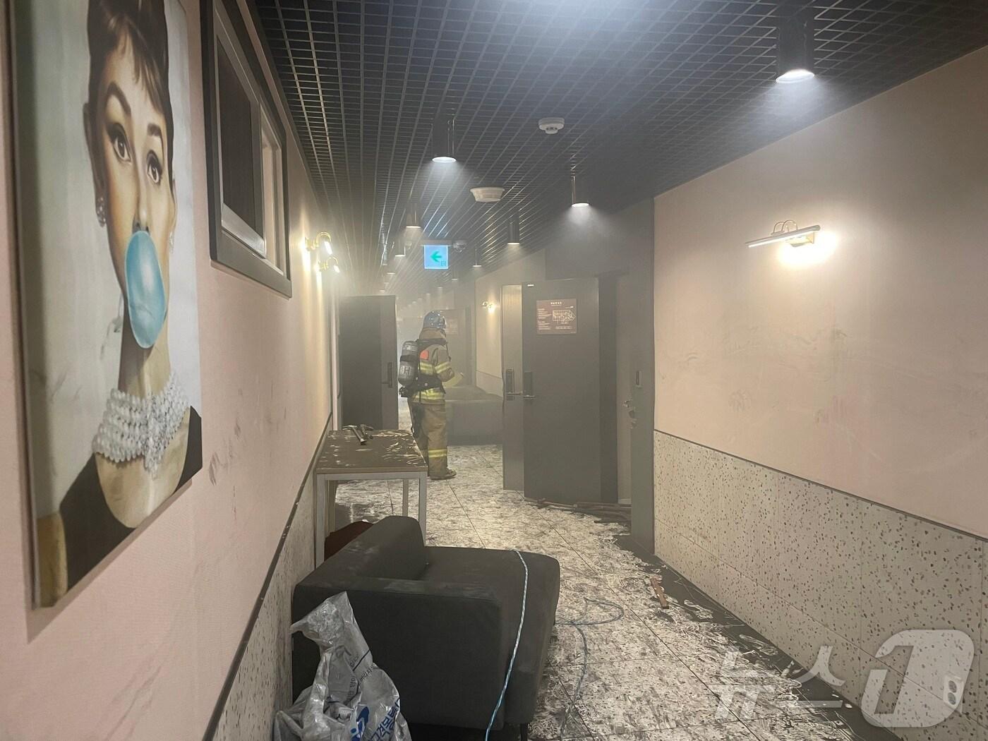 본문 이미지 - 17일 오전 3시 38분께 경기 안산시 고잔동의 6층짜리 상가건물에서 불이 나 모텔 투숙객 등 52명이 대피했으며 사망자는 발생하지 않았다. (사진=경기도소방재난본부)