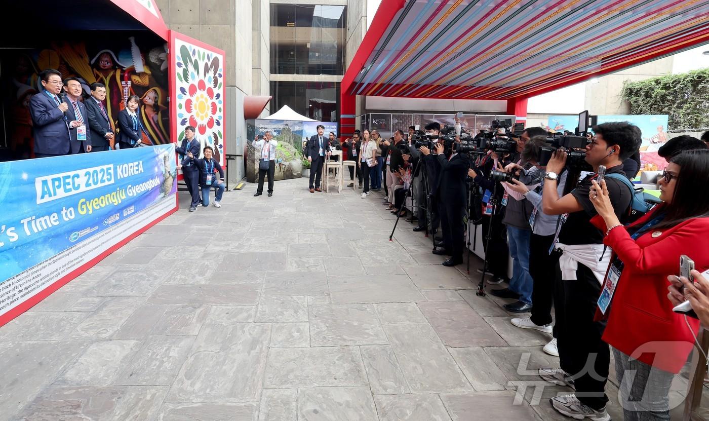 이철우 경북도지사 등 경북도 방문단이 페루 현지에서 내년 APEC 정상회의 개최 도시인 경주를 홍보하는 활동을 펼치고 있다. (경북도 제공)/뉴스1