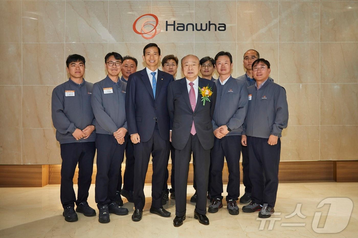 본문 이미지 - 지난 14일 한화에어로스페이스 보은사업장을 방문해 직원들과 기념 촬영을 하고 있는 김승연  ㈜한화그룹·한화에어로스페이스 회장(한화 제공)