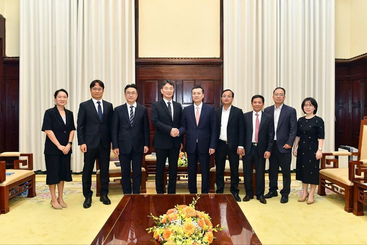 본문 이미지 - &#40;왼쪽 두번째부터 다섯번째까지&#41; 조성우 금융감독원 하노이사무소 소장, 이재면 주베트남대사관 공사참사관, 이복현 금융감독원장, 팜 꽝 중&#40;Pham Quang Dzung&#41; 베트남 중앙은행 부총재, 또 후이 부&#40;To Huy Vu&#41; 베트남 중앙은행 국제협력국장 &#40;금융감독원 제공&#41;