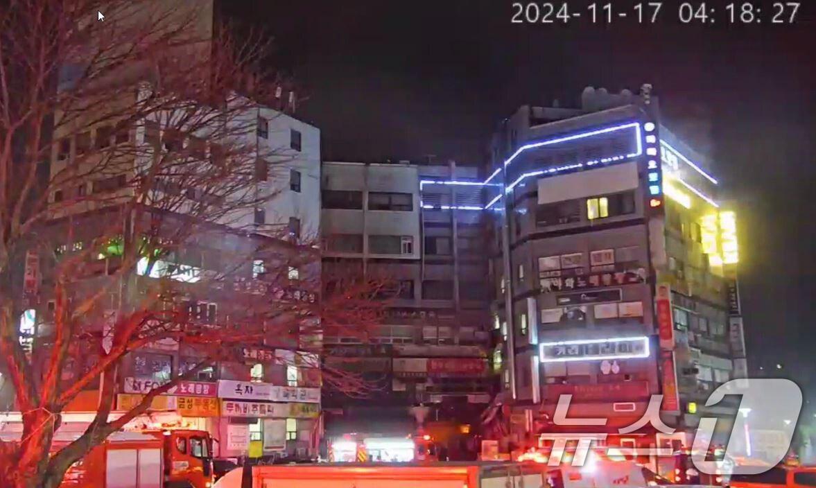 본문 이미지 - 17일 새벽 경기 안산시 단원구 고잔동의 6층짜리 상가건물 1층에서 불이나 소방 관계자들이 화재진압을 하고 있다. (경기도소방재난본부 제공) 2024.11.17/뉴스1 