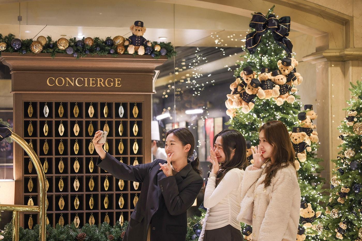 켄싱턴호텔 여의도를 방문한 인근 직장인들이 크리스마스트리를 배경으로 기념 촬영을 하고 있다.(이랜드파크 제공)