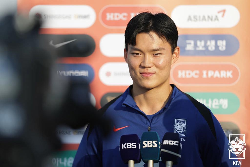 본문 이미지 - 한국 축구대표팀의 오현규가 16일 오후(현지시간) 쿠웨이트 자베르 알 아흐메드 국제 경기장 보조구장에서 열린 팀 훈련에서 취재진과 인터뷰를 하고 있다. (대한축구협회 제공) 2024.11.17/뉴스1 ⓒ News1 송원영 기자