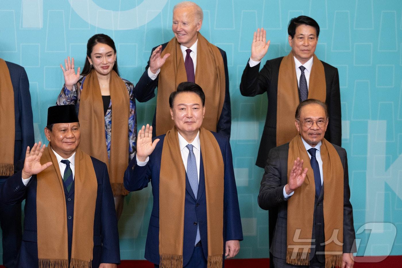 윤석열 대통령이 16일(현지시간) 페루 리마 국제컨벤션센터에서 31차 아시아태평양경제협력체(APEC)에 참석한 각국 정상들과 기념촬영을 하고 있다. 앞줄 오른쪽부터 시계방향으로 안와르 이브라힘 말레이시아 총리, 윤 대통령, 프라보워 수비안토 인도네시아 대통령, 패통탄 친나왓 태국 총리, 조바이든 미국 대통령, 르엉 끄엉 베트남 국가 주석. (대통령실 홈페이지) 2024.11.17/뉴스1 ⓒ News1 송원영 기자