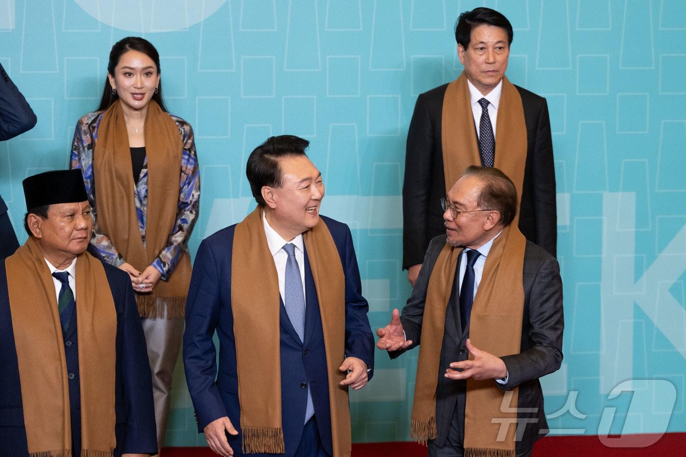 윤석열 대통령이 16일&#40;현지시간&#41; 페루 리마 국제컨벤션센터에서 31차 아시아태평양경제협력체&#40;APEC&#41;에 참석한 각국 정상들과 기념촬영 전 대화하고 있다. 윤 대통령 오른쪽이 안와르 이브라힘 말레이시아 총리. &#40;대통령실 제공&#41; 2024.11.17/뉴스1 ⓒ News1 송원영 기자