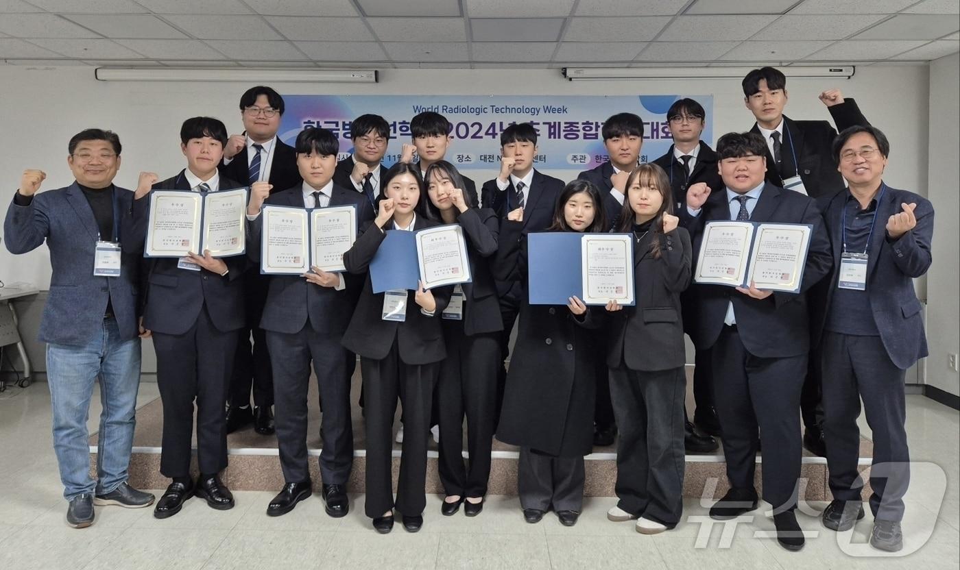 본문 이미지 - 청주대 방사선학과 교수와 학생들이 방사선학회 추계종합학술대회에서 최우수 구연 학술상 등을 수상한 뒤 기념사진을 촬영하고 있다.(청주대 제공)/뉴스1