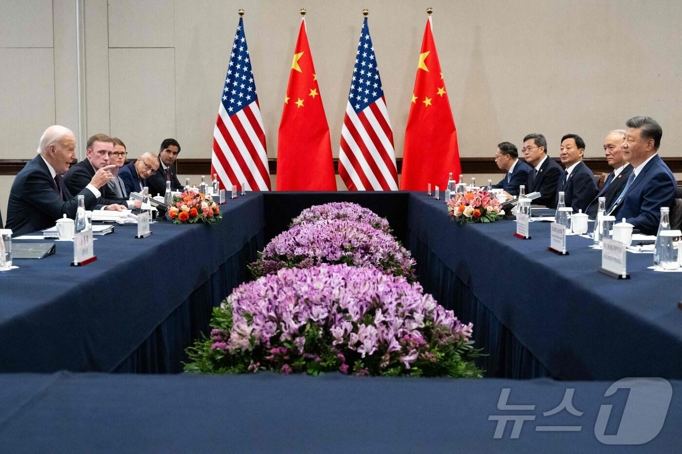 본문 이미지 - 16일(현지시간) 아시아태평양경제협력체(APEC) 정상회의를 계기로 페루 리마에서 열린 미중 정상회담에서 조 바이든 미국 대통령(좌)과 시진핑 중국 국가주석(우)이 대화하고 있다. ⓒ AFP=뉴스1 ⓒ News1 류정민 특파원