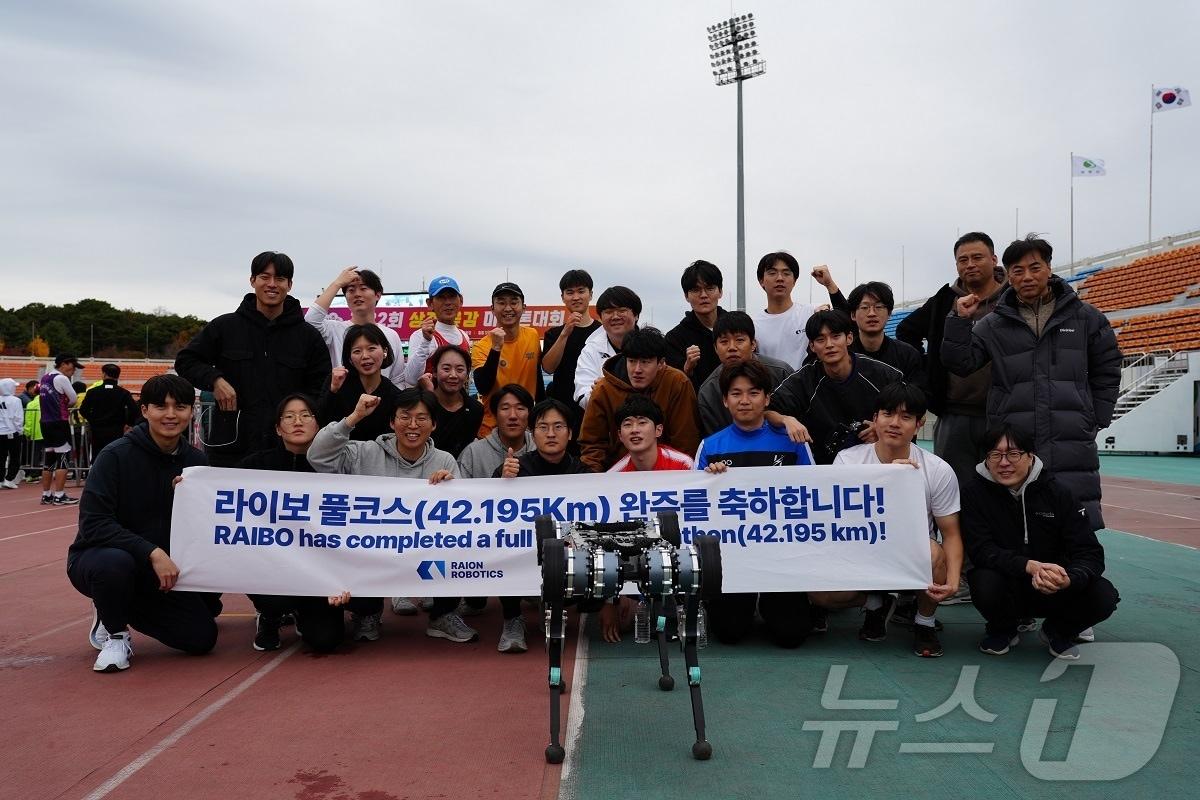 본문 이미지 - KAIST 기계공학과 황보제민 교수 연구팀이 라이보2 마라톤 풀코스 완주 후 기념촬영을 하고 있다.(KAIST 제공)/뉴스1