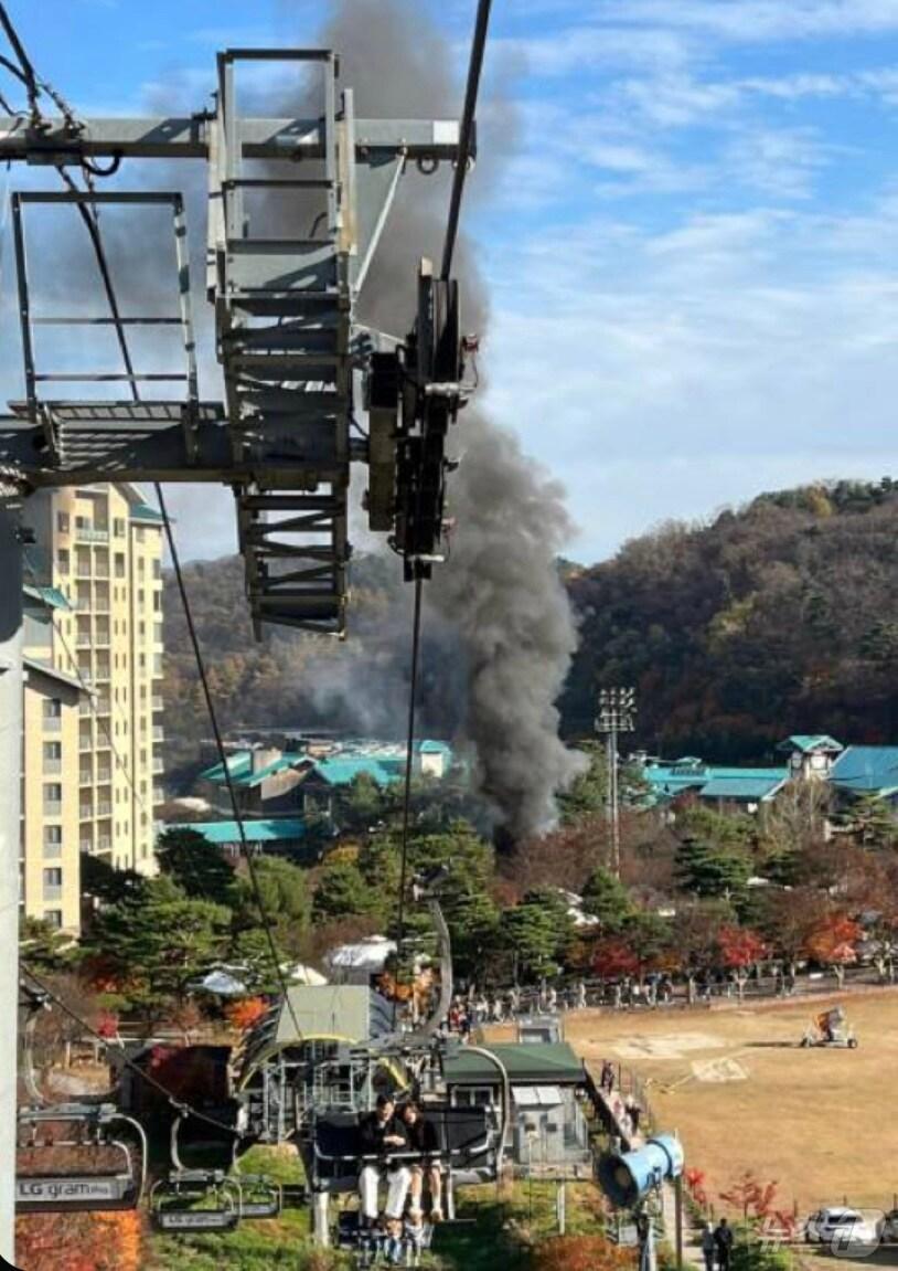 본문 이미지 - 17일 오후 2시 44분께 경기 광주시 화담숲 인근 건물에서 불이 났다. (사진=독자제공)