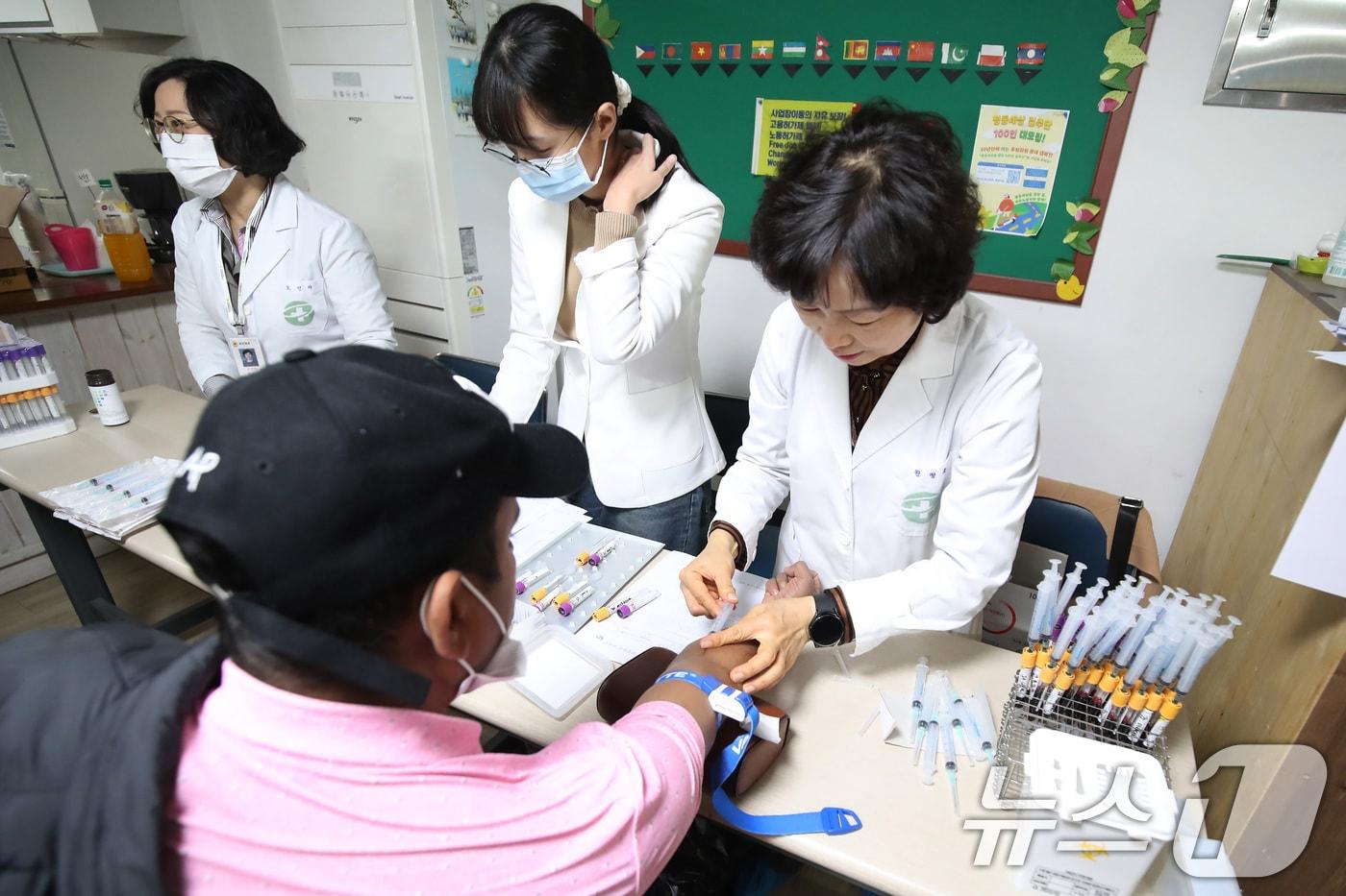본문 이미지 - 17일 오전 경북 경산시 경산이주노동자센터에서 열린 외국인 근로자 무료 건강검진에서 경산시보건소 의료진이 혈액검사를 위해 채혈하고 있다. . 2024.11.17/뉴스1 ⓒ News1 공정식 기자