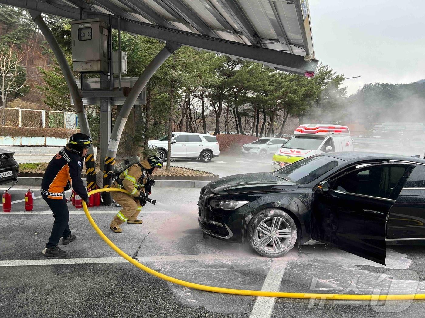 본문 이미지 - 17일 오전 10시 38분쯤 강원 평창군 용평면 이목정리 영동고속도로 평창휴게소&#40;인천방향&#41;에 세워져 있던 그랜저IG 승용차에서 발생한 불이 22분 만인 오전 11시쯤 진화됐다. &#40;강원도소방본부 제공&#41; 2024.11.17/뉴스1