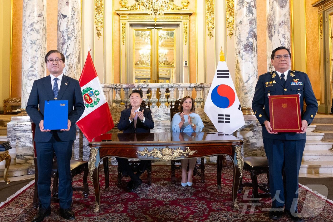 본문 이미지 - 강구영 한국항공우주산업(KAI) 사장과 하이메 로드리게스 페루 공군조병창 사장이 16일(현지시간) 페루 리마 대통령궁에서 윤석열 대통령과 디나 볼루아르테 페루 대통령이 임석한 가운데 열린 한·페루 양해각서(MOU) 및 계약 체결식에서 공군 KF-21 부품 공동생산 MOU에 서명한 뒤 기념촬영을 하고 있다. (대통령실 홈페이지) 2024.11.17/뉴스1 ⓒ News1 송원영 기자