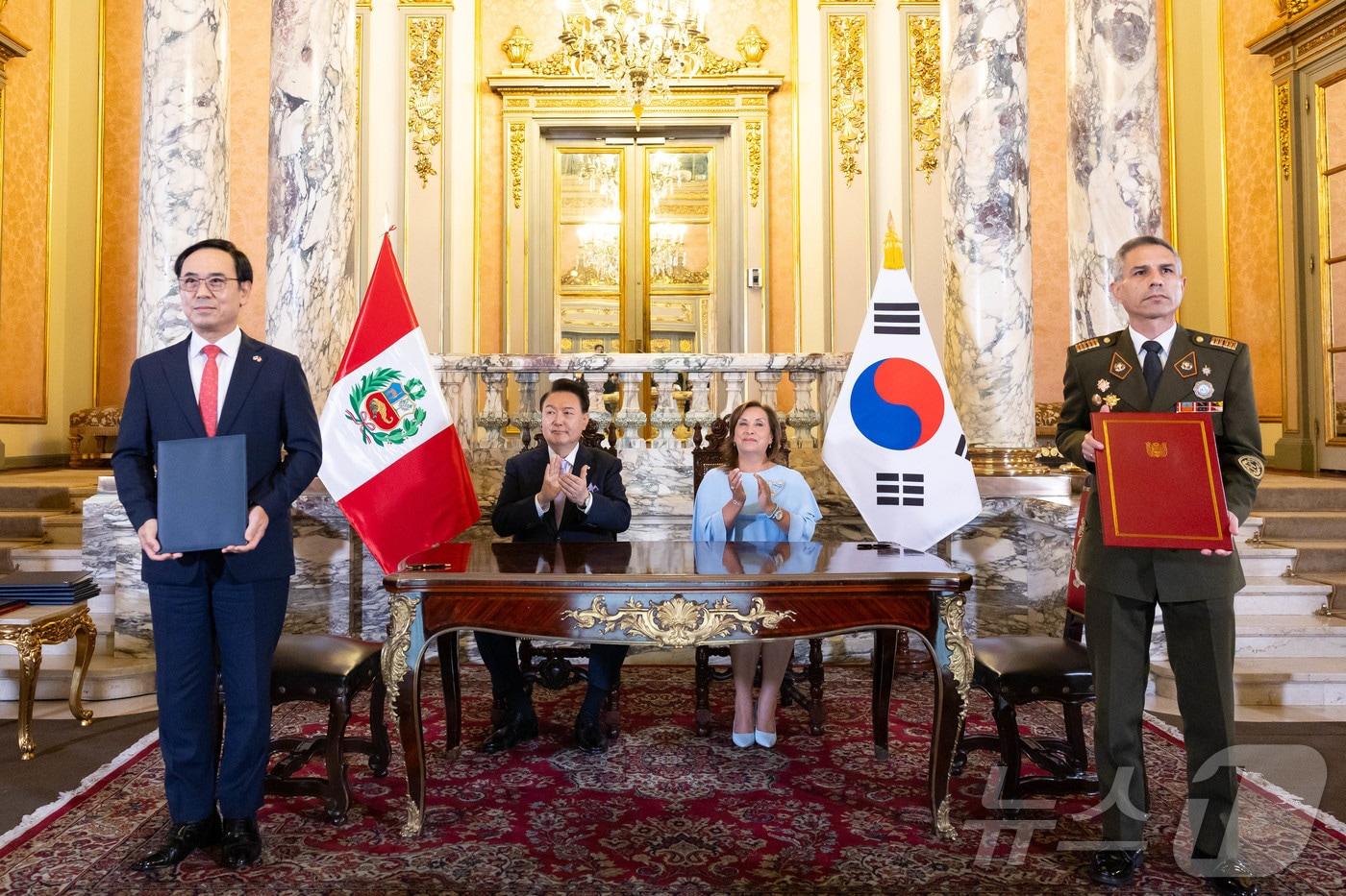 본문 이미지 - 이용배 현대로템 대표와 호르헤 사파타 페루 육군조병창 대표가 16일(현지시간) 페루 리마 대통령궁에서 윤석열 대통령과 디나 볼루아르테 페루 대통령이 임석한 가운데 열린 한·페루 양해각서(MOU) 및 계약 체결식에서 육군 지상장비협력 총괄협약서에 서명 뒤 기념촬영을 하고 있다. (대통령실 홈페이지) 2024.11.17/뉴스1 ⓒ News1 송원영 기자