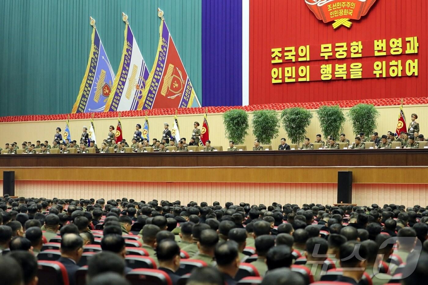 (평양 노동신문=뉴스1) = 북한 노동당 기관지 노동신문은 18일 "조선인민군 제4차 대대장, 대대정치지도원 대회가 지난 14~15일 진행됐다"라고 보도했다. 이 자리에서 김정은 총비서는 "우리 무력에 있어서 제일 중요하고 사활적인 과업은 전쟁, 전쟁에 대처한 준비"라고 말했다. [국내에서만 사용가능. 재배포 금지. DB 금지. For Use Only in the Republic of Korea. Redistribution Prohibited] rodongphoto@news1.kr