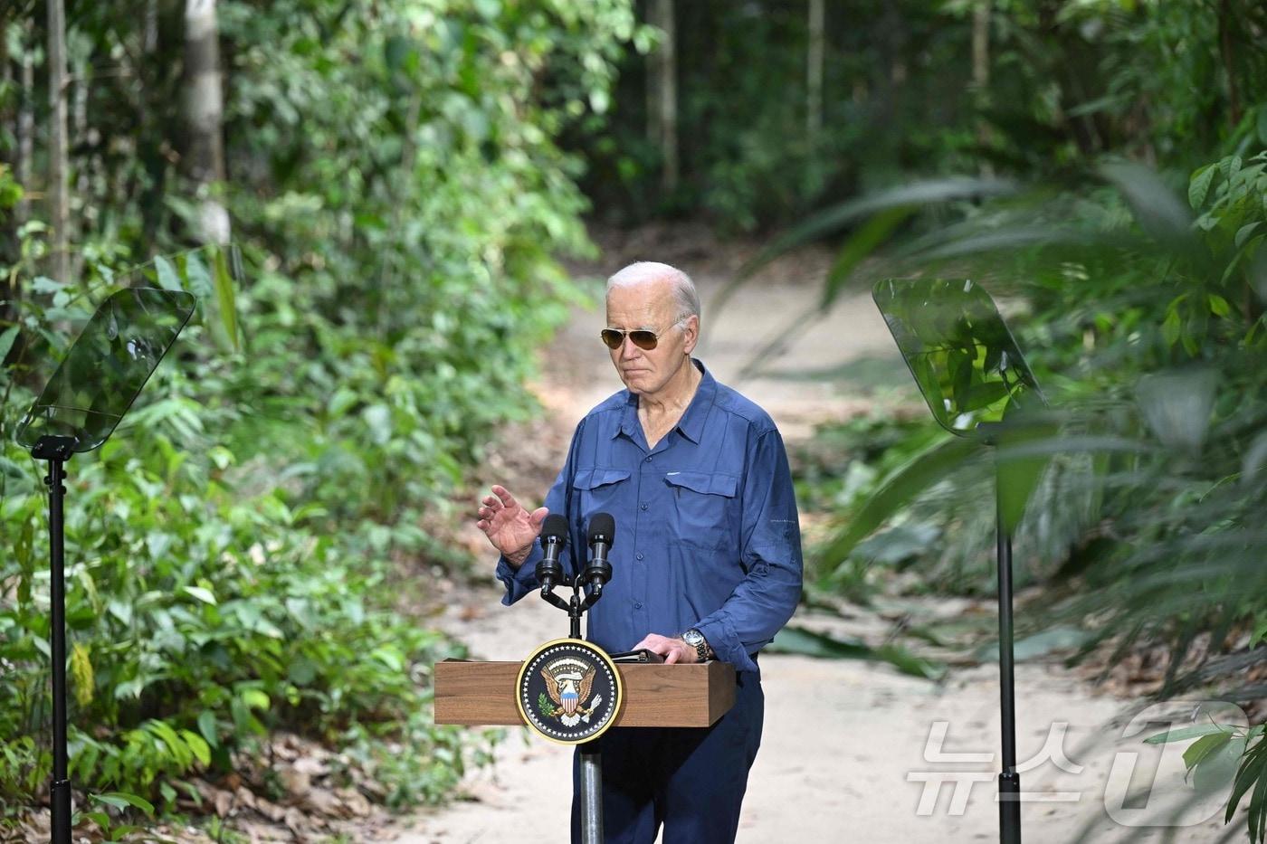 본문 이미지 - 조 바이든 미국 대통령이 2024년 11월 17일 브라질 마나우스의 아마존 열대 우림을 방문했다. ⓒ AFP=뉴스1