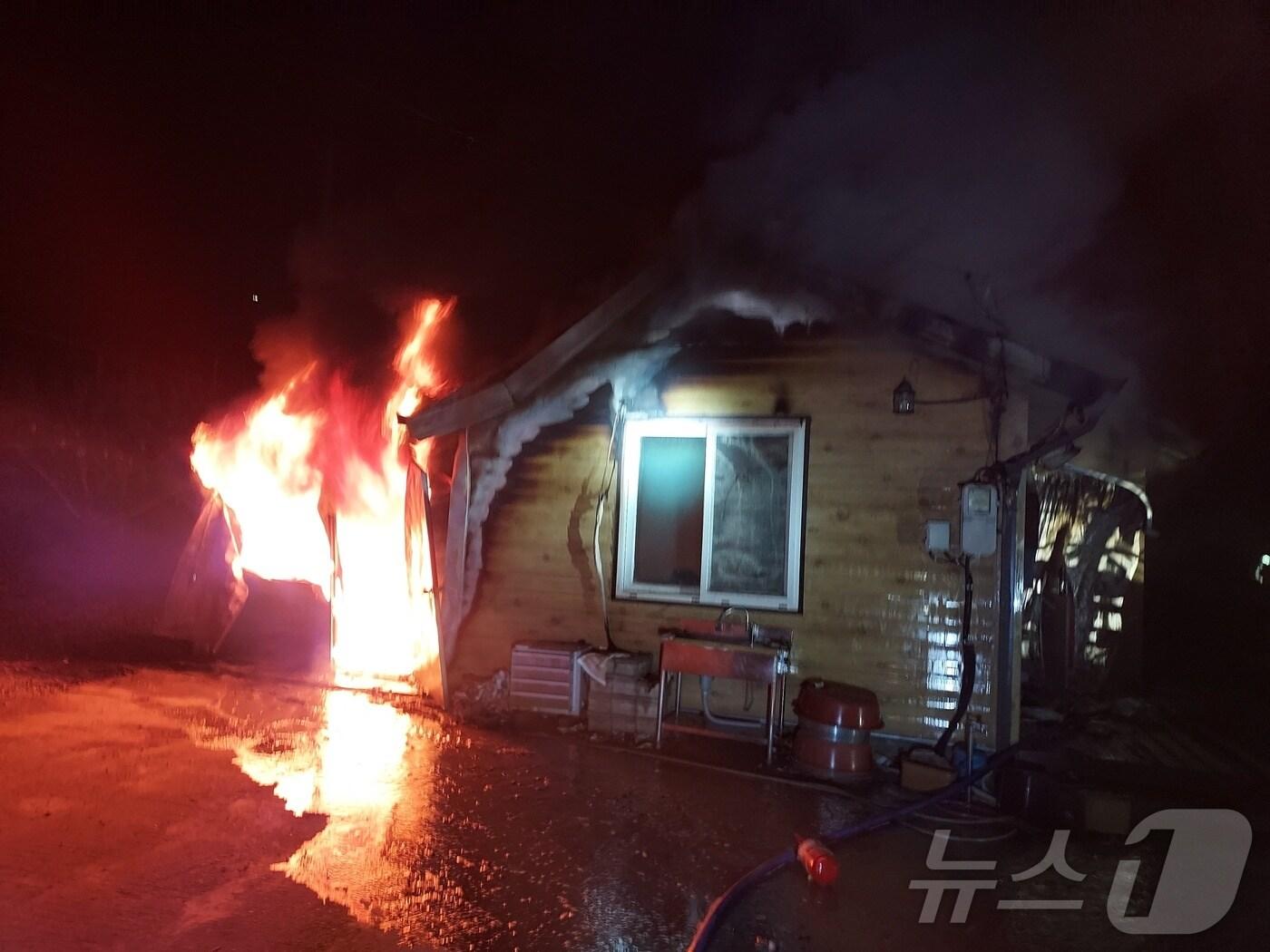 본문 이미지 - 17일 전북자치도 임실군의 한 단독주택에서 불이 났다.(전북자치도소방본부 제공) 2024.11.18/뉴스1