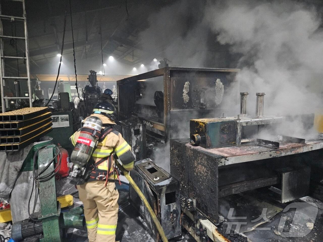 본문 이미지 - 17일 오후 9시 53분쯤 전남 보성군 벌교읍의 한 플라스틱 배관자재 제조공장에서 화재가 발생해 소방당국이 진화 작업을 하고 있다. (전남 보성소방 제공) 2024.11.18/뉴스1 