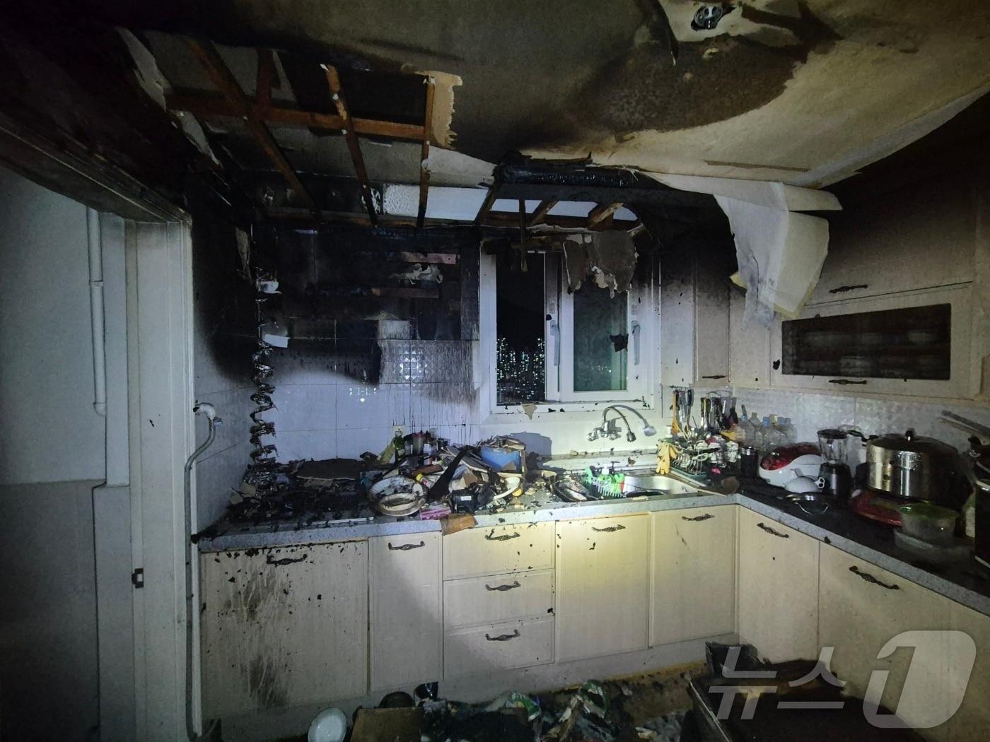 본문 이미지 - 17일 오후 부산 부산진구 아파트 주방 화재 현장.(부산소방재난본부 제공)