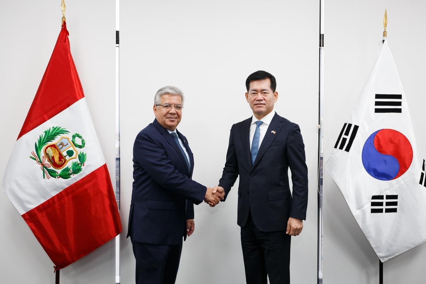 <strong>지난 16일(현지시각) 페루 국방부에서 석종건 방위사업청장과 </strong><strong>발테르 아스뚜디요  페루 국방장관이 면담 후 기념촬영 중이다.(방위사업청 제공)</strong>