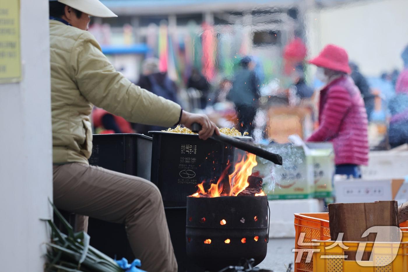 광주 남광주시장에서 상인들이 모닥불을 피워놓고 추위를 녹이고 있다.2024.11.18/뉴스1 ⓒ News1 김태성 기자
