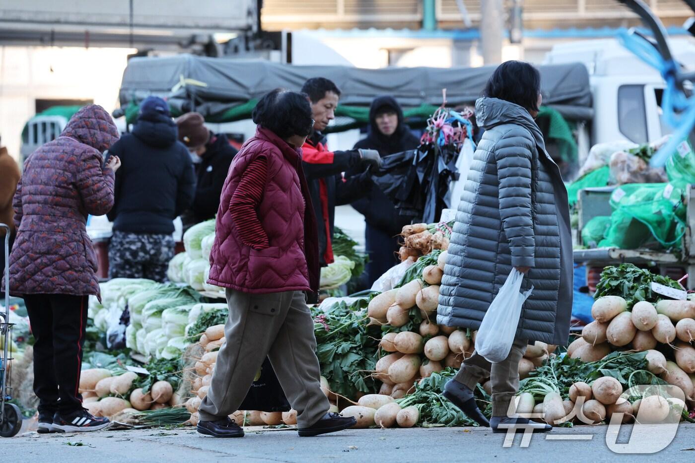 본문 이미지 - 광주 남광주시장에서 두꺼운 외투를 입은 시민들이 장을 보고 있다.뉴스1 ⓒ News1 김태성 기자
