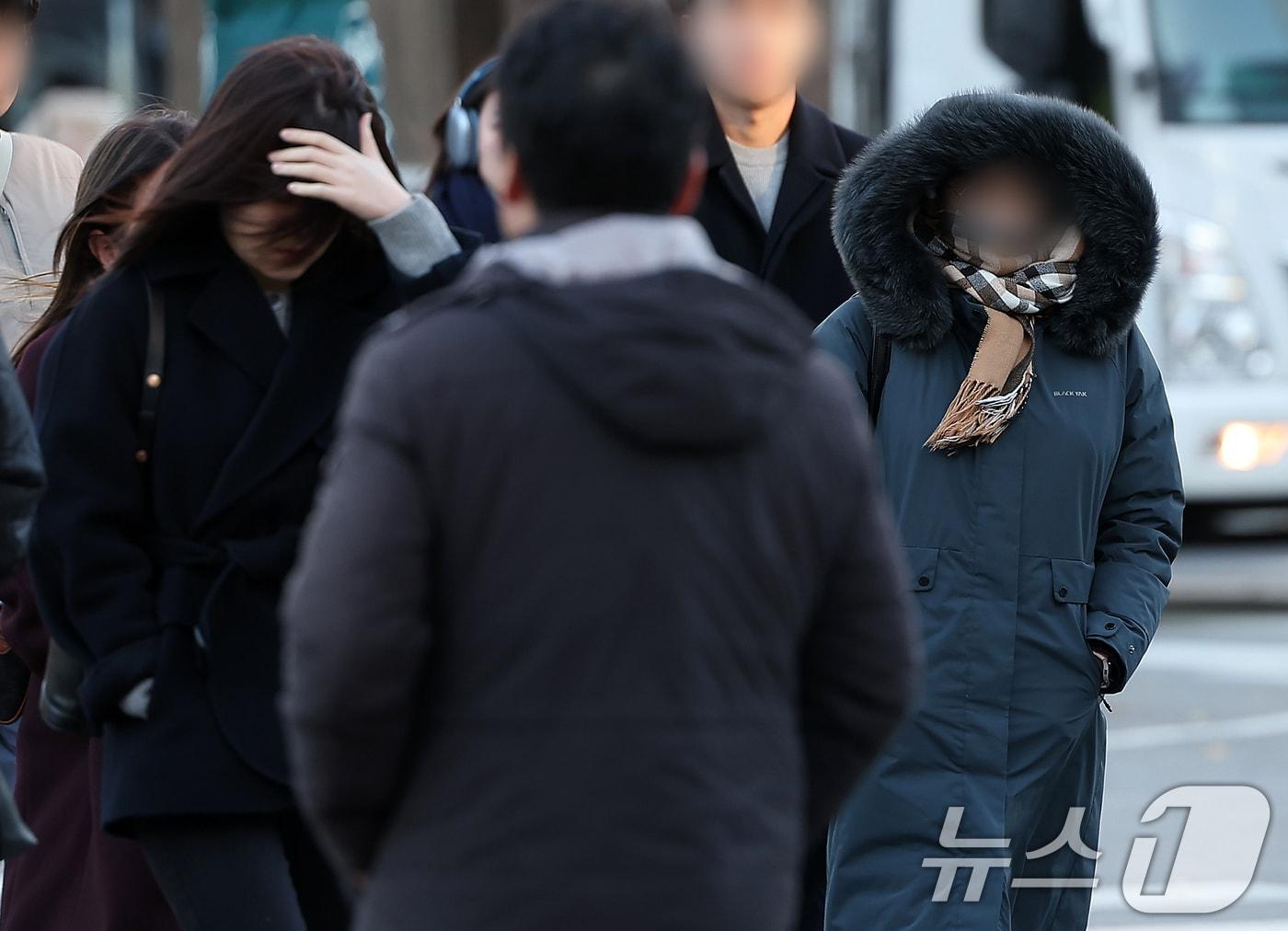 본문 이미지 - 서울 지역 아침 최저 기온이 올가을 들어 처음으로 영하권까지 떨어지며 추운 날씨를 보인 18일 오전 서울 세종대로 광화문사거리에서 두터운 옷차림을 한 시민들이 발걸음을 옮기고 있다. 2024.11.18/뉴스1 ⓒ News1 김진환 기자