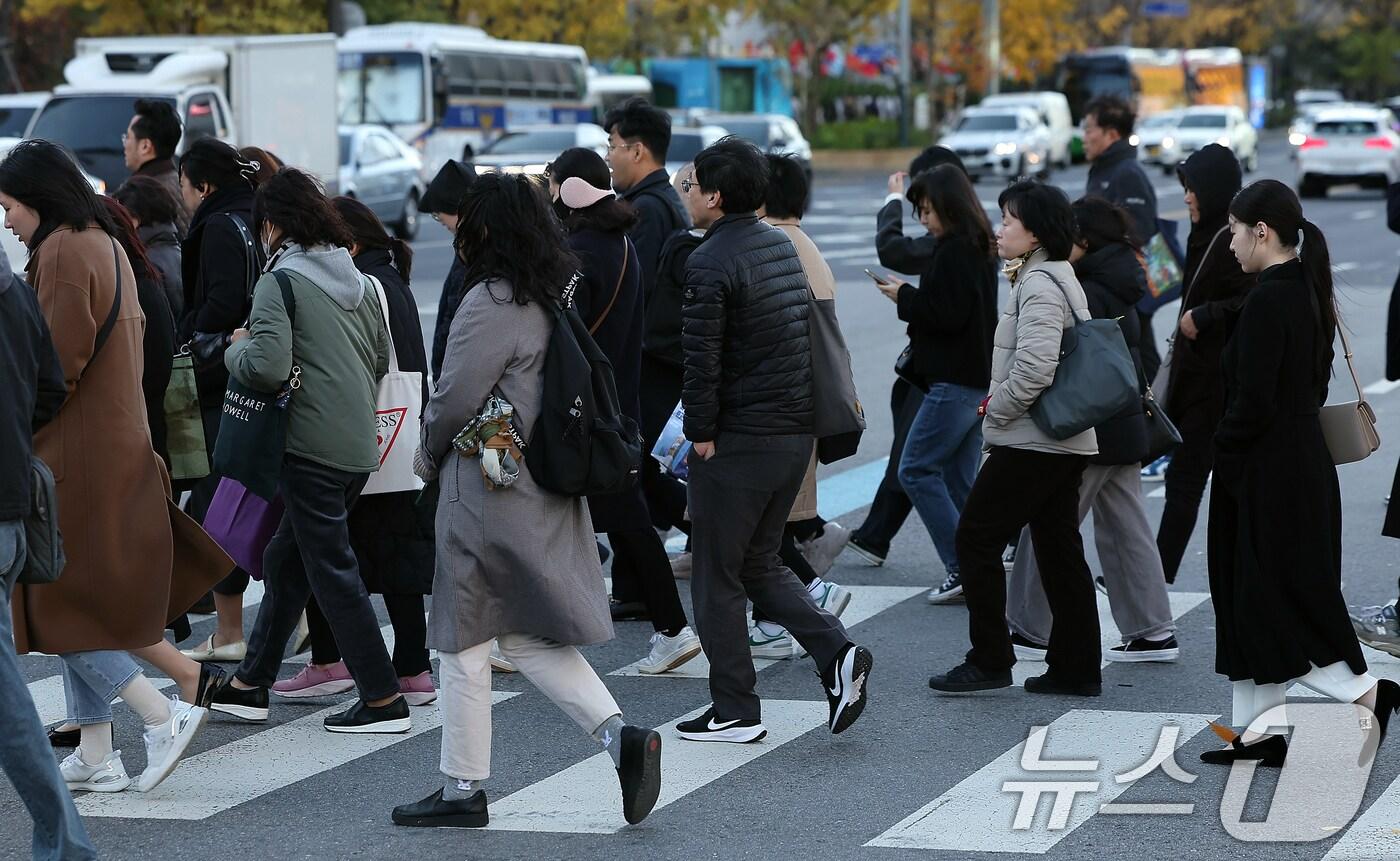 서울 지역 아침 최저 기온이 올가을 들어 처음으로 영하권까지 떨어지며 추운 날씨를 보인 18일 오전 서울 세종대로 광화문사거리에서 두터운 옷차림을 한 시민들이 발걸음을 옮기고 있다. 2024.11.18/뉴스1 ⓒ News1 김진환 기자