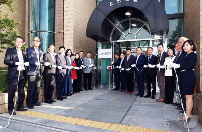 본문 이미지 - 지난 15일 파주시민회관 앞에서 열린 파주문화재단 현판식. (파주시 제공)