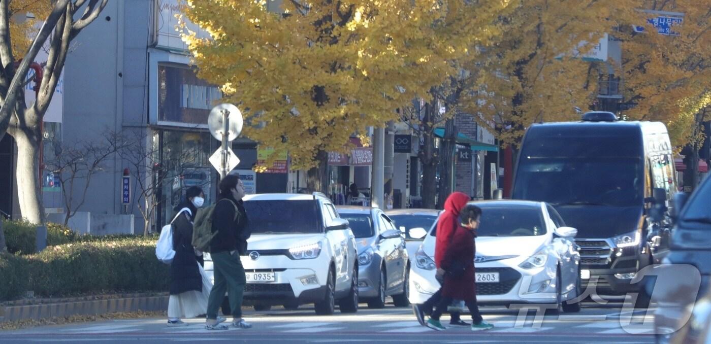 북자치도 전주시 기린대로에서 두터운 옷을 입은 시민들이 발걸음을 재촉하고 있다. 2024.11.18/뉴스1 ⓒ News1 유경석 기자