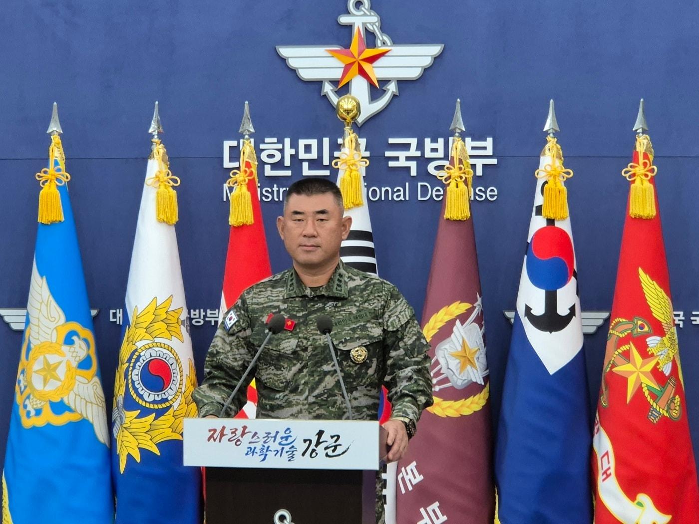 본문 이미지 - 남기수 합동참모본부 공보부실장이 18일 서울 용산구 합참 청사에서 북한의 대남 쓰레기 풍선 살포 관련 대북 경고 성명을 밝히고 있다. 2024.11.18/뉴스1 박응진 기자