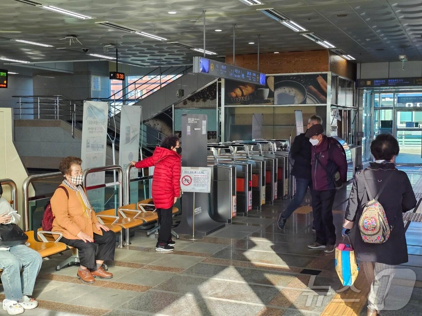 본문 이미지 - 18일 오전 경남 김해시 어방동 부산김해경전철 인제대역에서 시민들이 발걸음을 옮기고 있다. 2024.11.18 ⓒ 뉴스1 박민석 기자