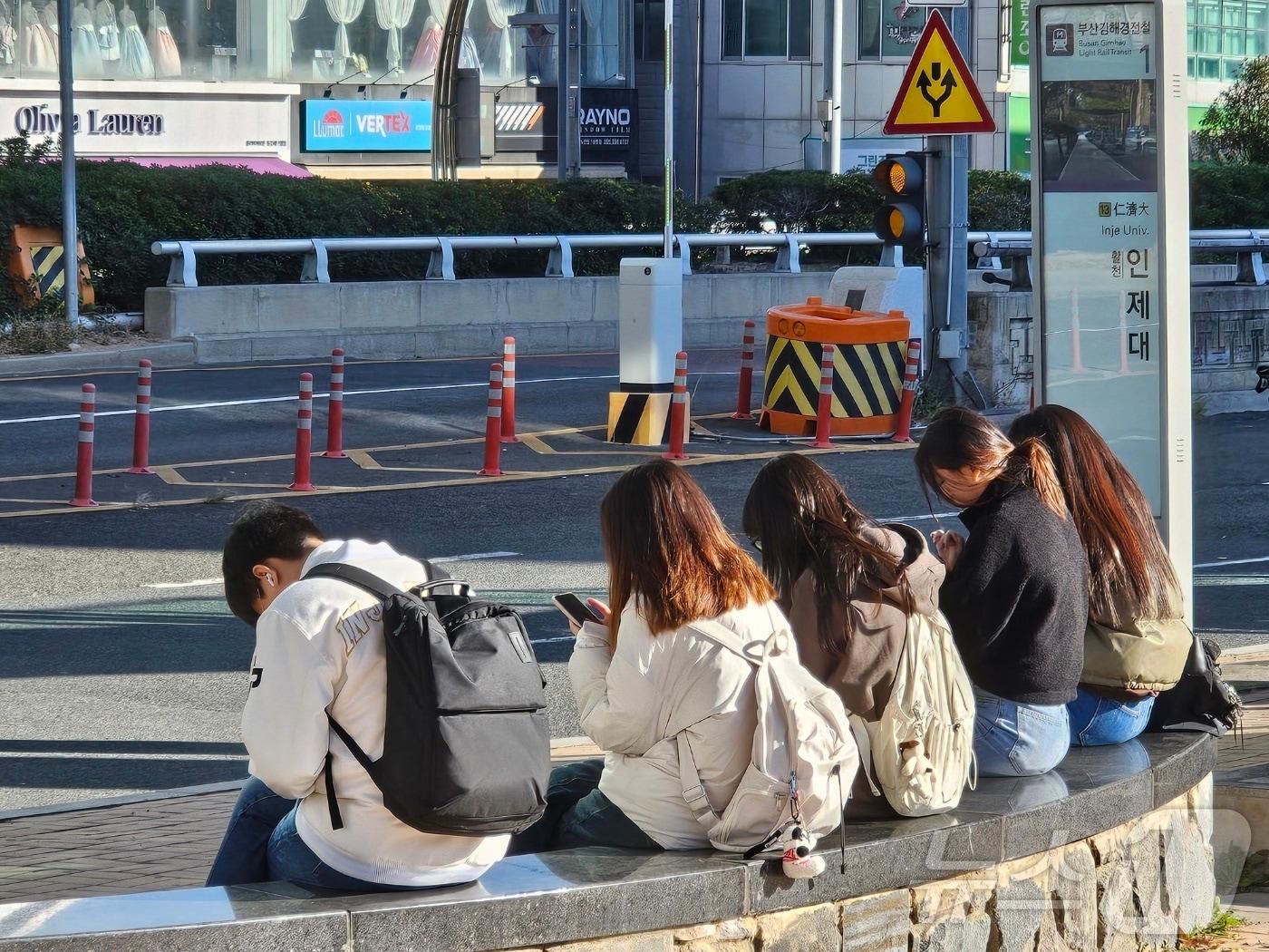 본문 이미지 - 18일 오전 김해시 어방동 부산김해경전철 인제대역 인제대 셔틀버스 승강장에서 학생들이 버스를 기다리고 있다. 2024.11.14 ⓒ 뉴스1 박민석 기자