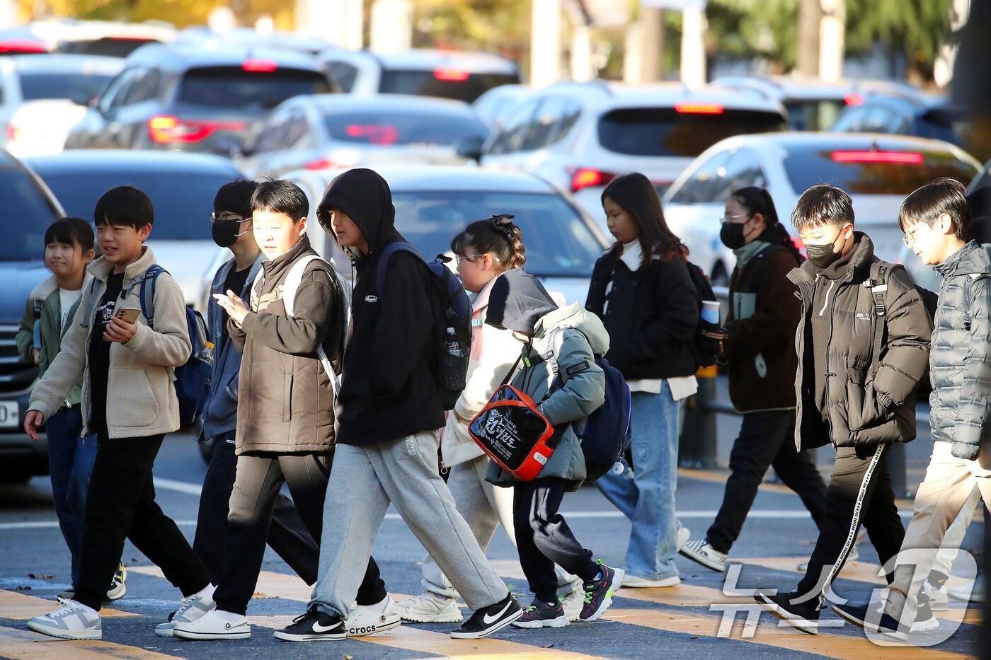대구 도심의 한 초등학교 앞에서 겨울옷을 챙겨입은 학생들이 등굣길 발걸음을 재촉하고 있다. /뉴스1 ⓒ News1 공정식 기자
