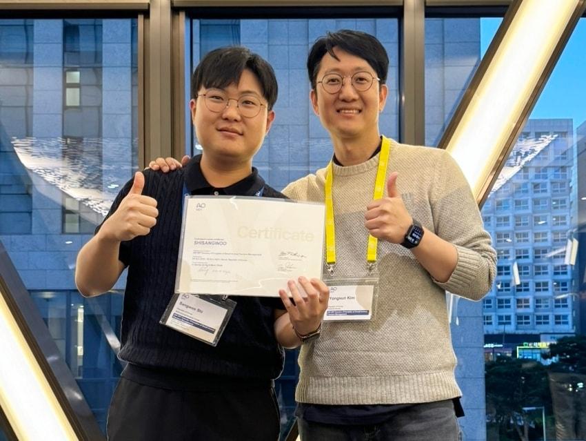 본문 이미지 - 최근 AOVET 교육과정에 강사로 참석한 김용선 본동물의료센터 원장(오른쪽)이 교육을 수료한 수의사와 기념 사진을 찍고 있다. (동물병원 제공) ⓒ 뉴스1