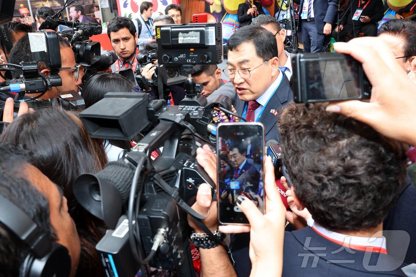 주낙영 경북 경주시장 '2024 APEC 정상회의'가 열리고 있는 페루 리마에서 '2025 APEC 경주 정상회의와 관련 외신 기자들과 만나' 홍보활동을 펼치고 있다. (경주시제공) 2024.11.18/뉴스1 